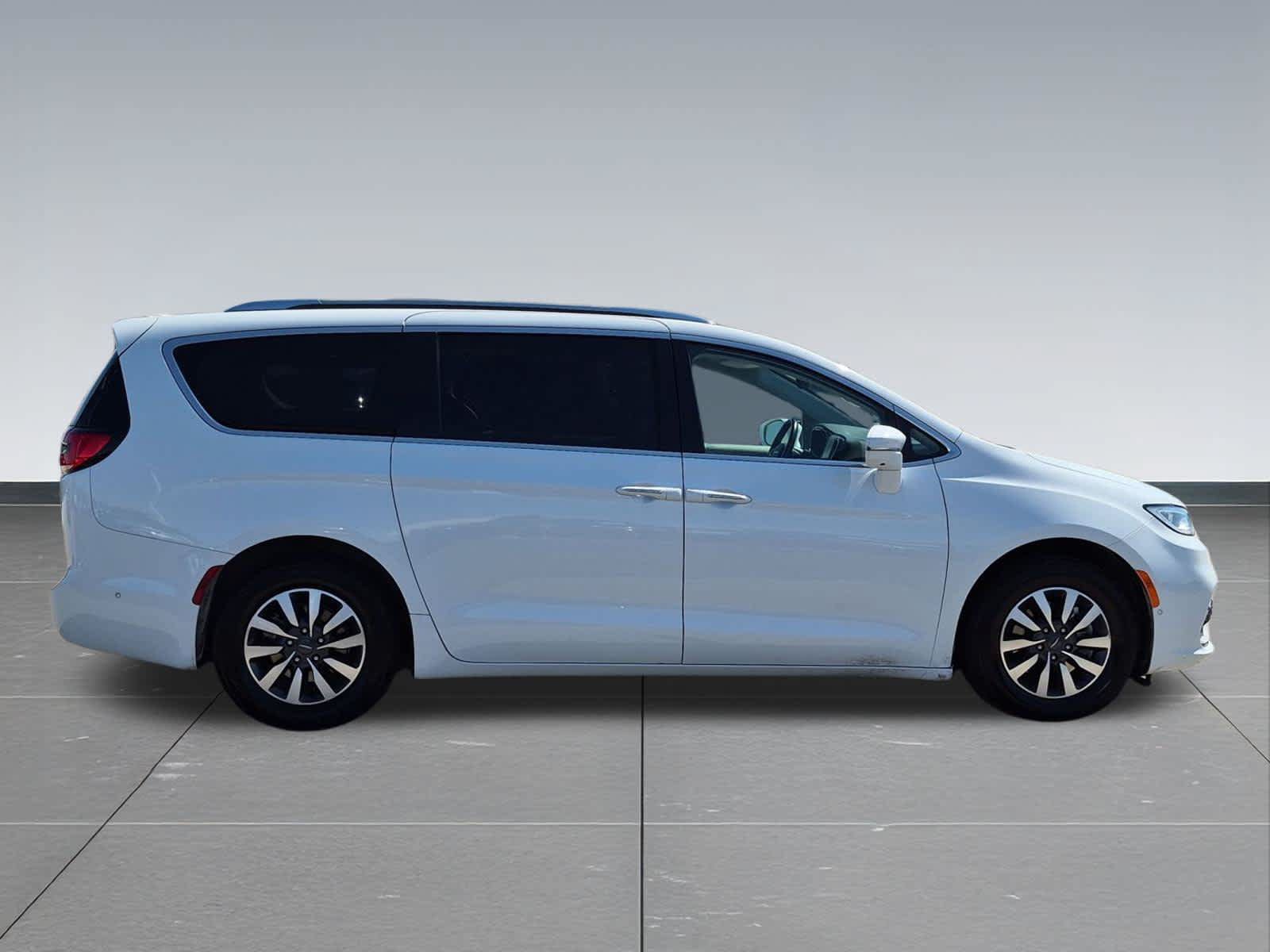 Used 2021 Chrysler Pacifica Touring-L FWD image 6