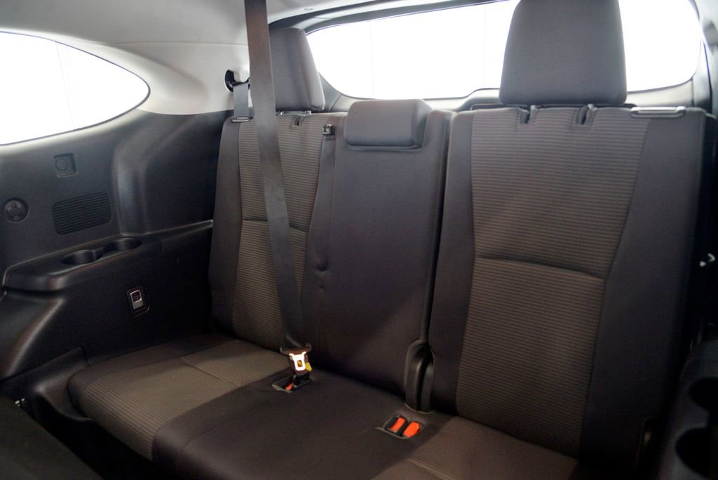 Used 2021 Toyota Highlander LE image 29