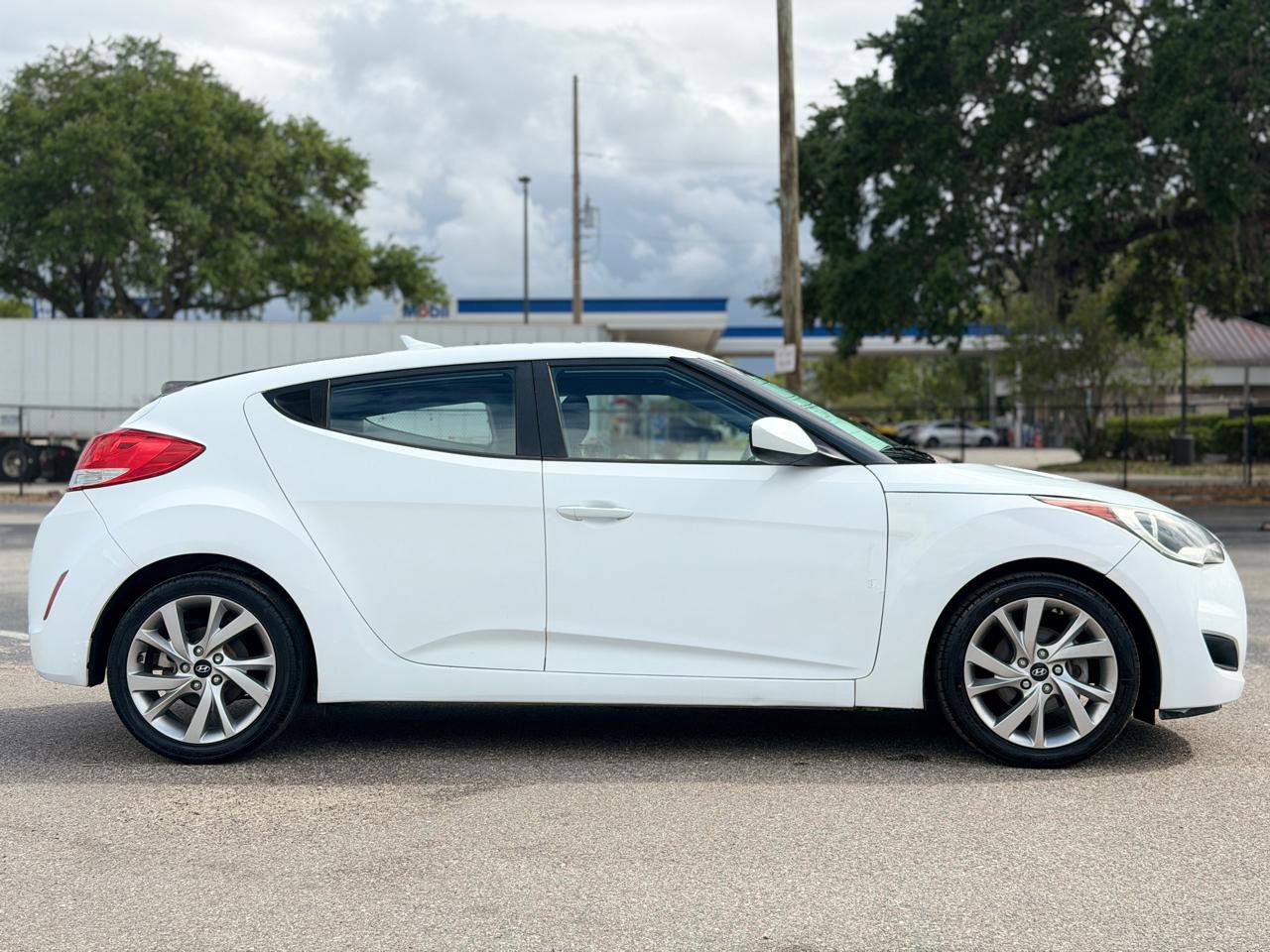 Used 2016 Hyundai Veloster FWD image 6