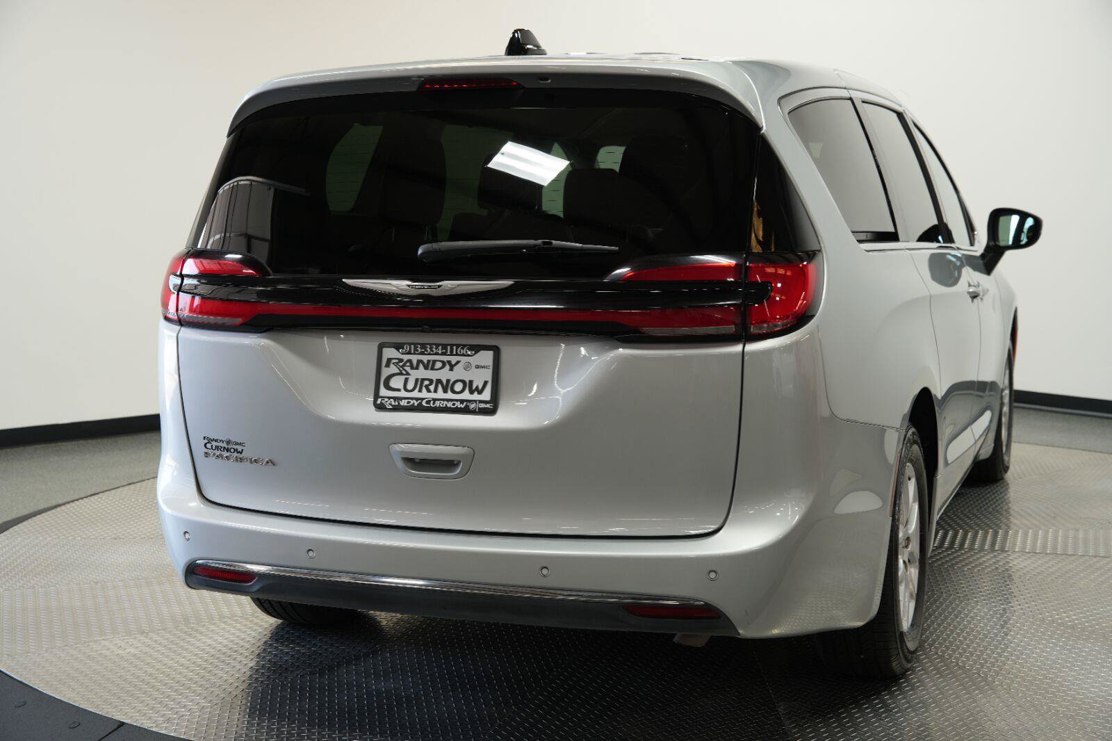 Used 2023 Chrysler Pacifica Touring-L FWD image 8