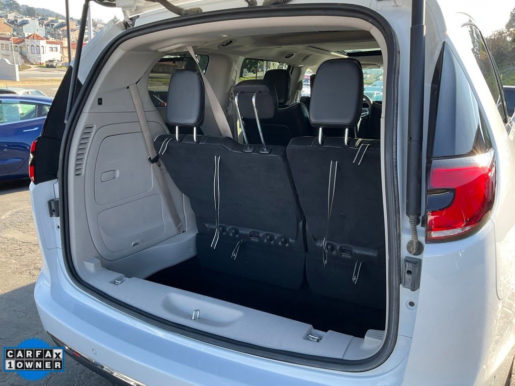 Used 2022 Chrysler Pacifica Limited w/ Uconnect Theater Family Group image 9