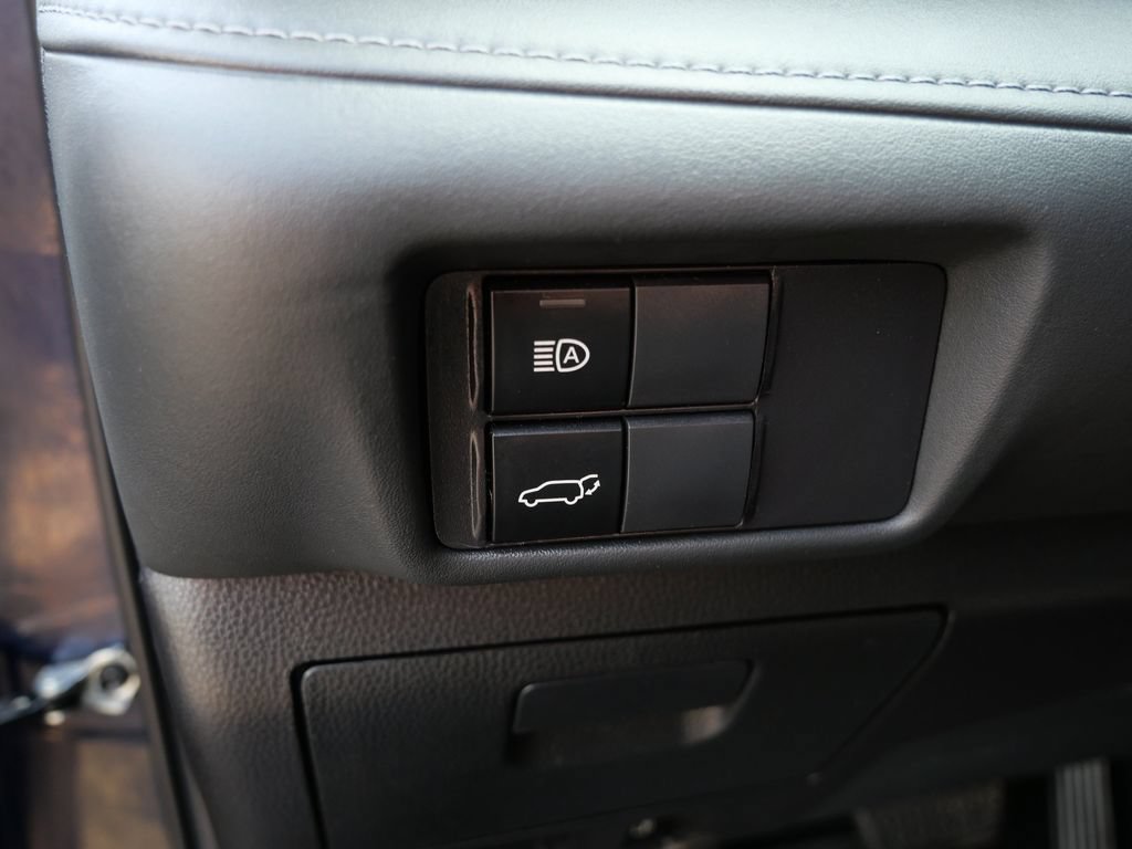Used 2022 Toyota Highlander XLE AWD/4WD image 16