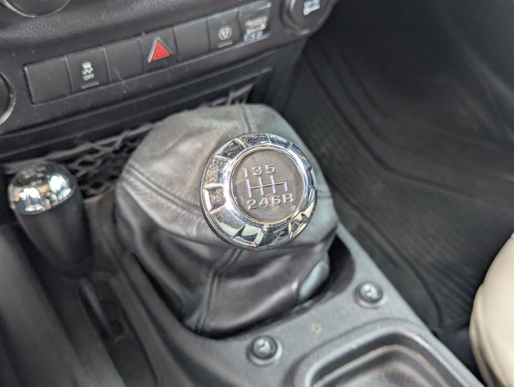 Used 2015 Jeep Wrangler Unlimited Sahara w/ Connectivity Group AWD/4WD image 14