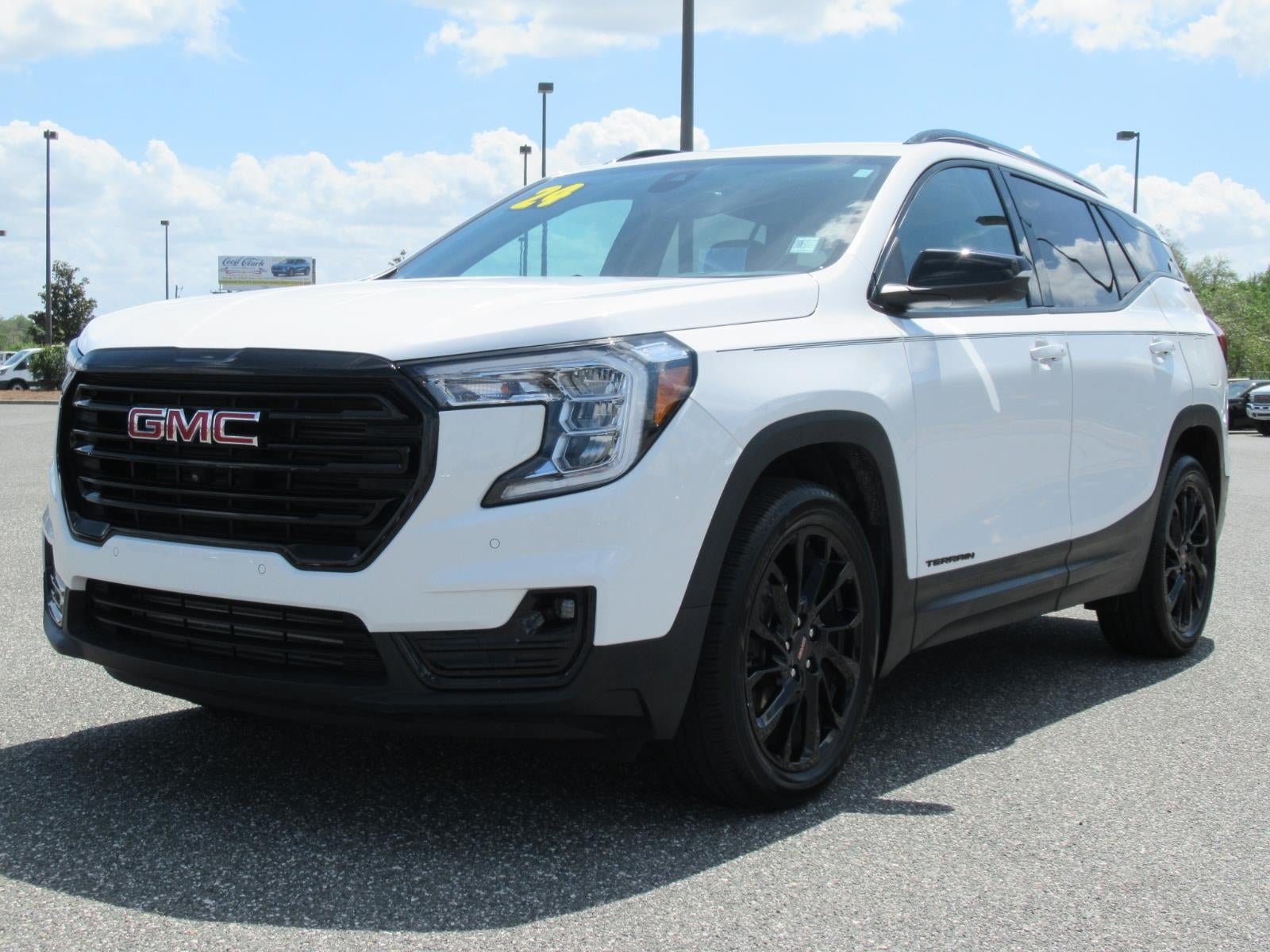 Used 2024 GMC Terrain SLT w/ Tech Package FWD image 3
