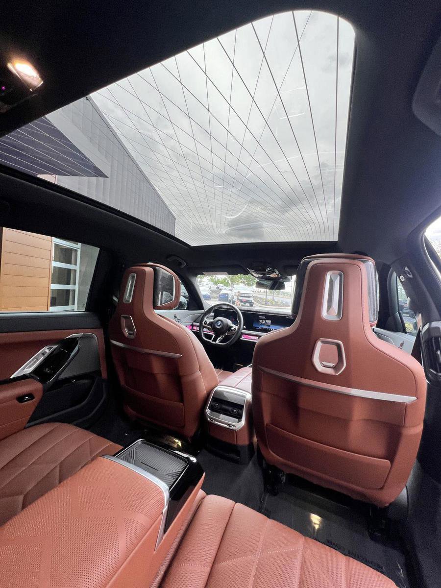 Used 2023 BMW i7 xDrive60 w/ Parking Assistance Package AWD/4WD image 16