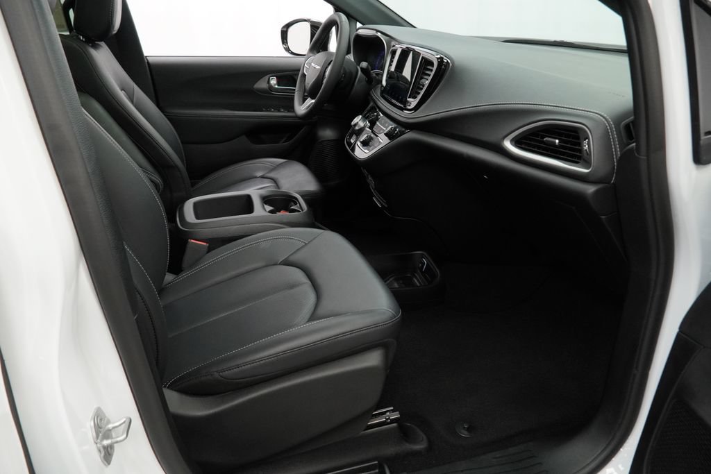 Certified 2025 Chrysler Pacifica Select AWD/4WD image 44