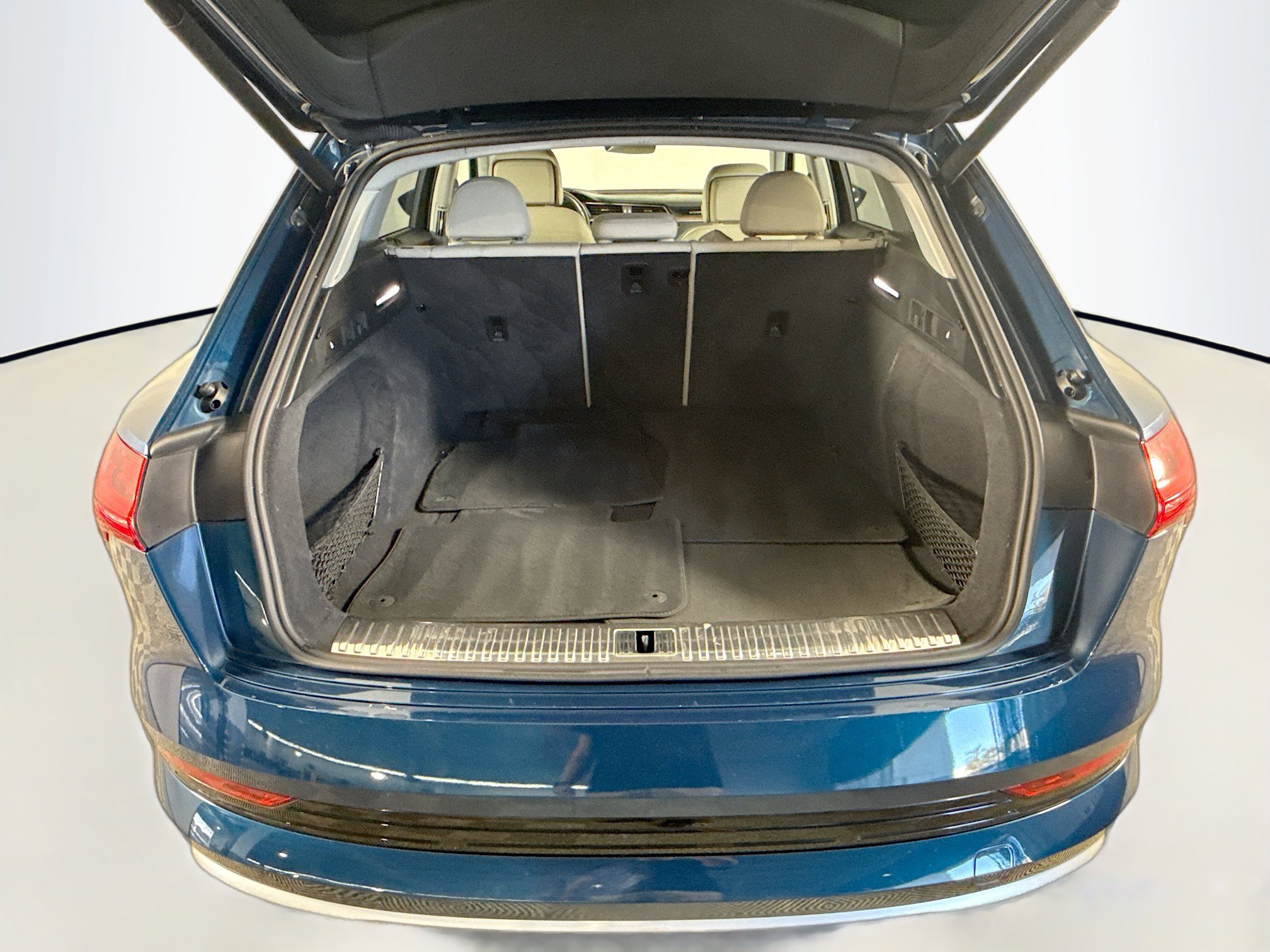 Used 2019 Audi e-tron Prestige w/ Prestige Package image 35