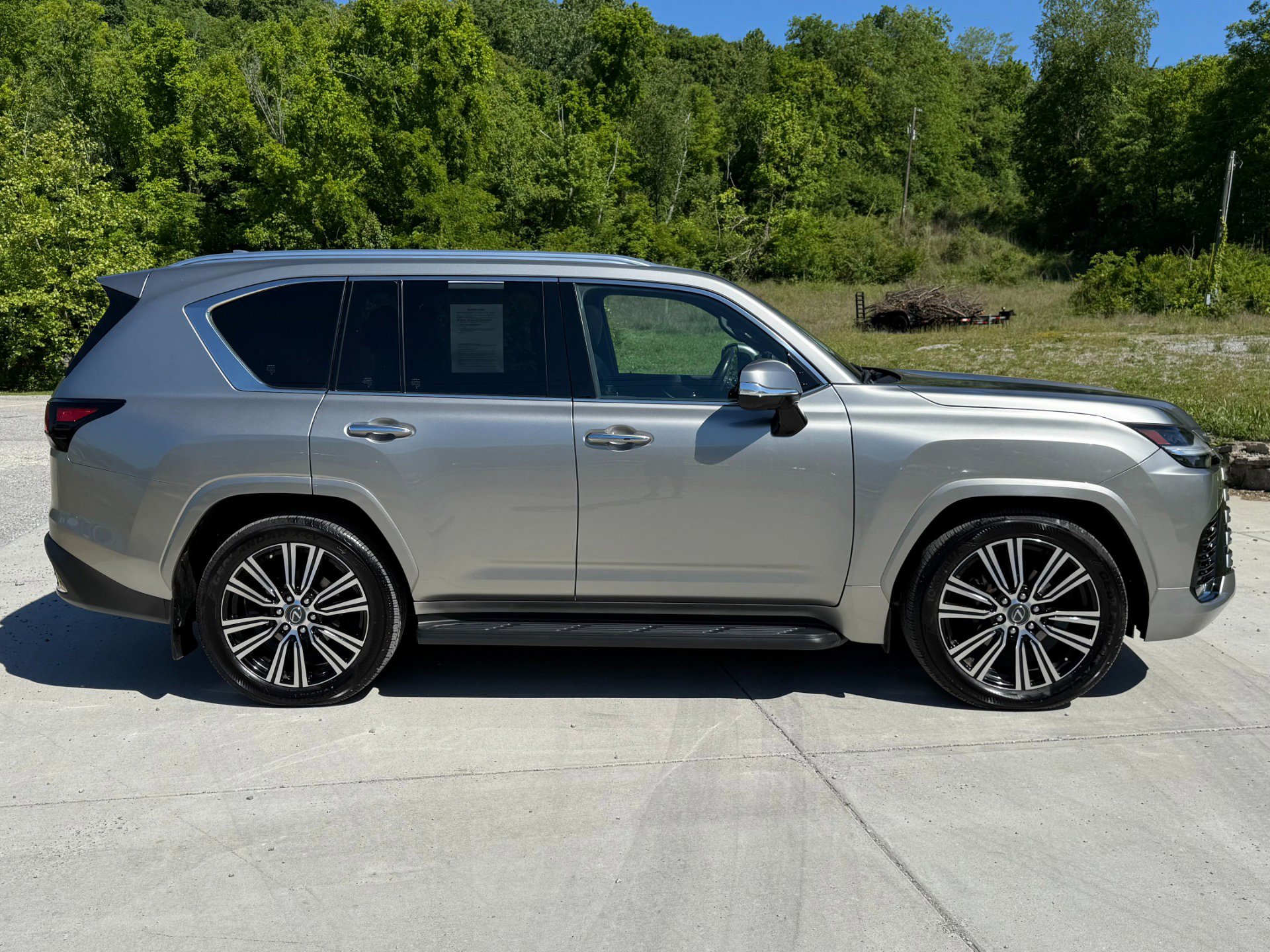 Used 2023 Lexus LX 600 4WD w/ Luxury Package image 7