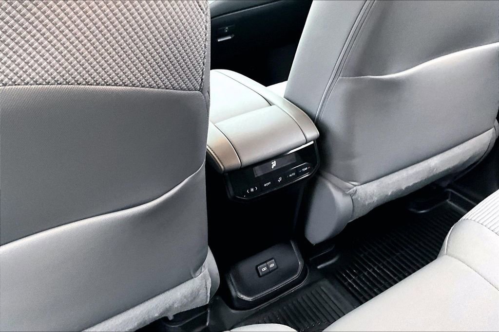 Used 2023 Toyota Highlander L image 10