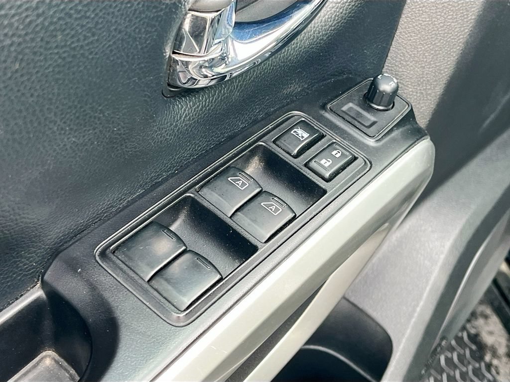 Used 2018 Nissan Titan PRO-4X w/ Pro-4x Convenience Package AWD/4WD image 18