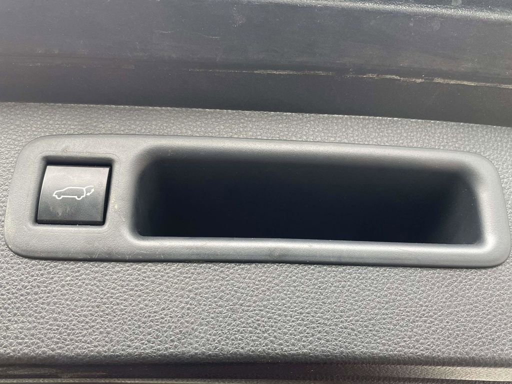 Used 2021 Toyota Highlander XLE AWD/4WD image 11