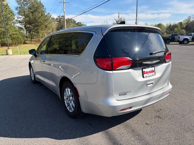 Used 2022 Chrysler Voyager LX image 11