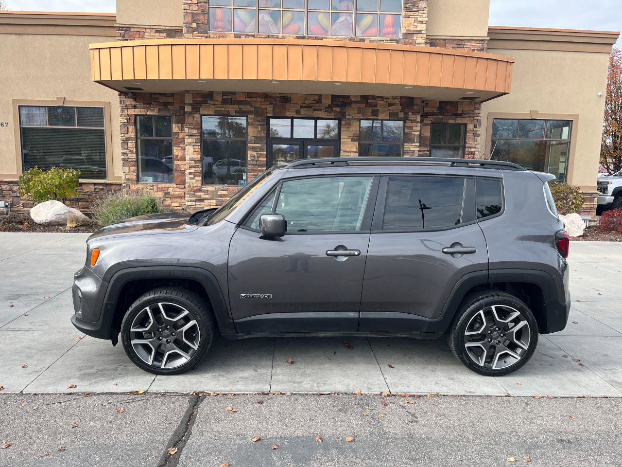 Used 2021 Jeep Renegade Latitude w/ Luxury Group I AWD/4WD image 2