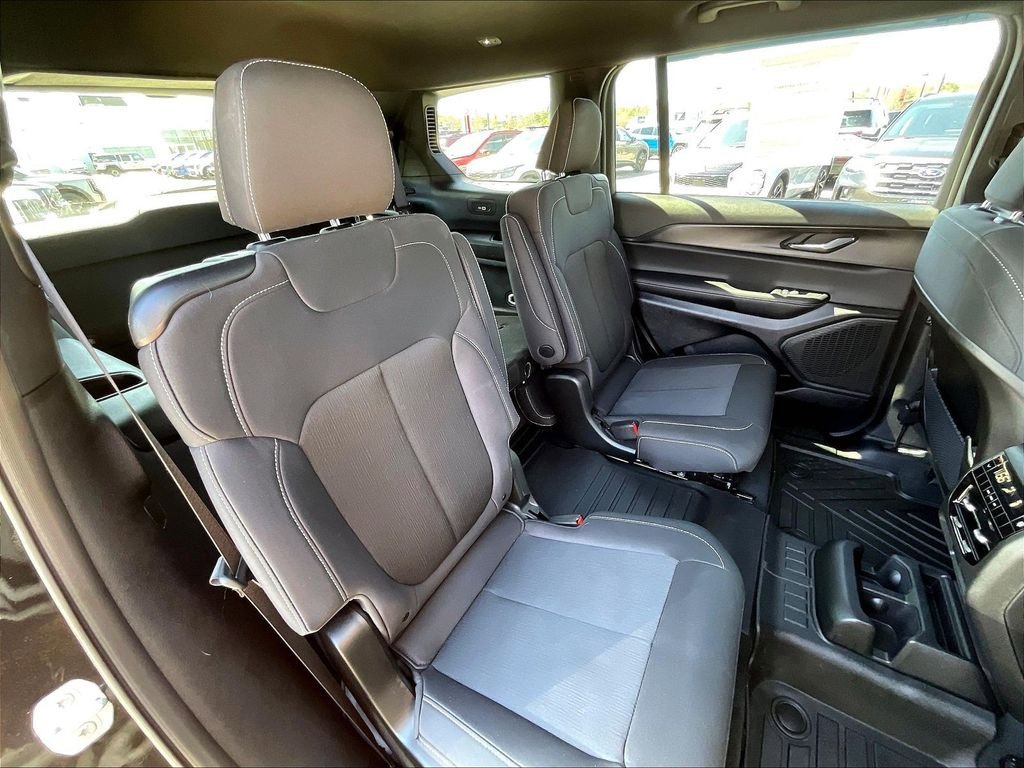 Used 2025 Jeep Grand Cherokee L Laredo w/ Luxury Tech Group I AWD/4WD image 15