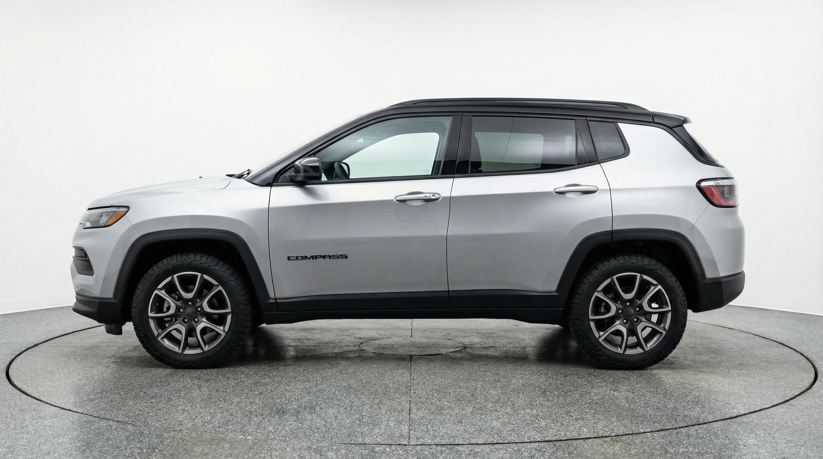 Used 2025 Jeep Compass Trailhawk image 5