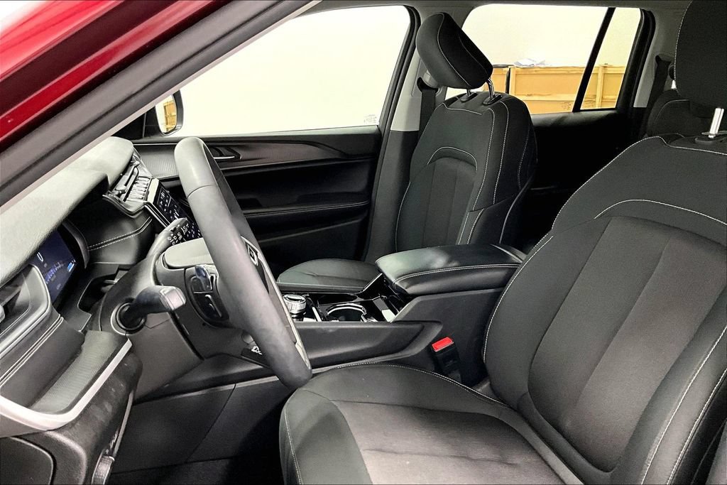 Used 2023 Jeep Grand Cherokee Laredo AWD/4WD image 26