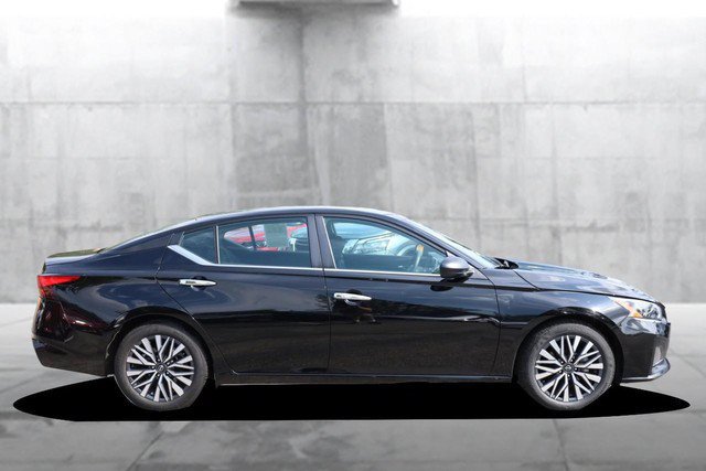Certified 2025 Nissan Altima 2.5 SV FWD image 5