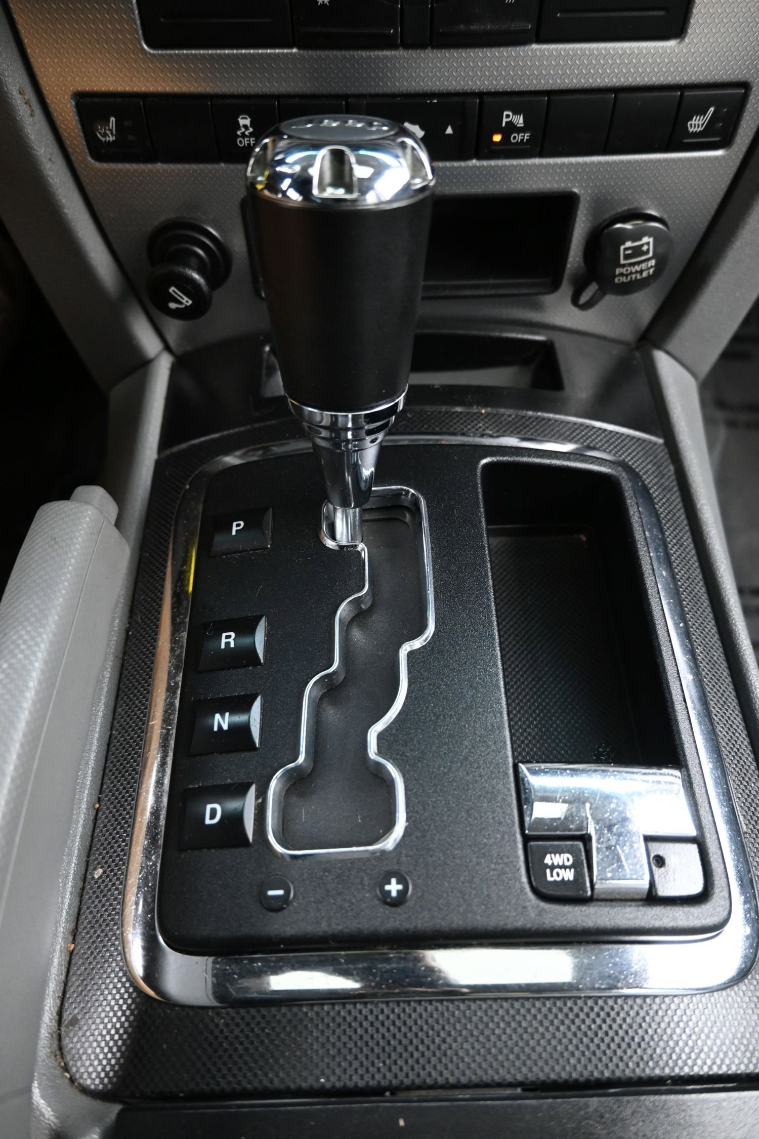 Used 2006 Jeep Commander 4WD image 16