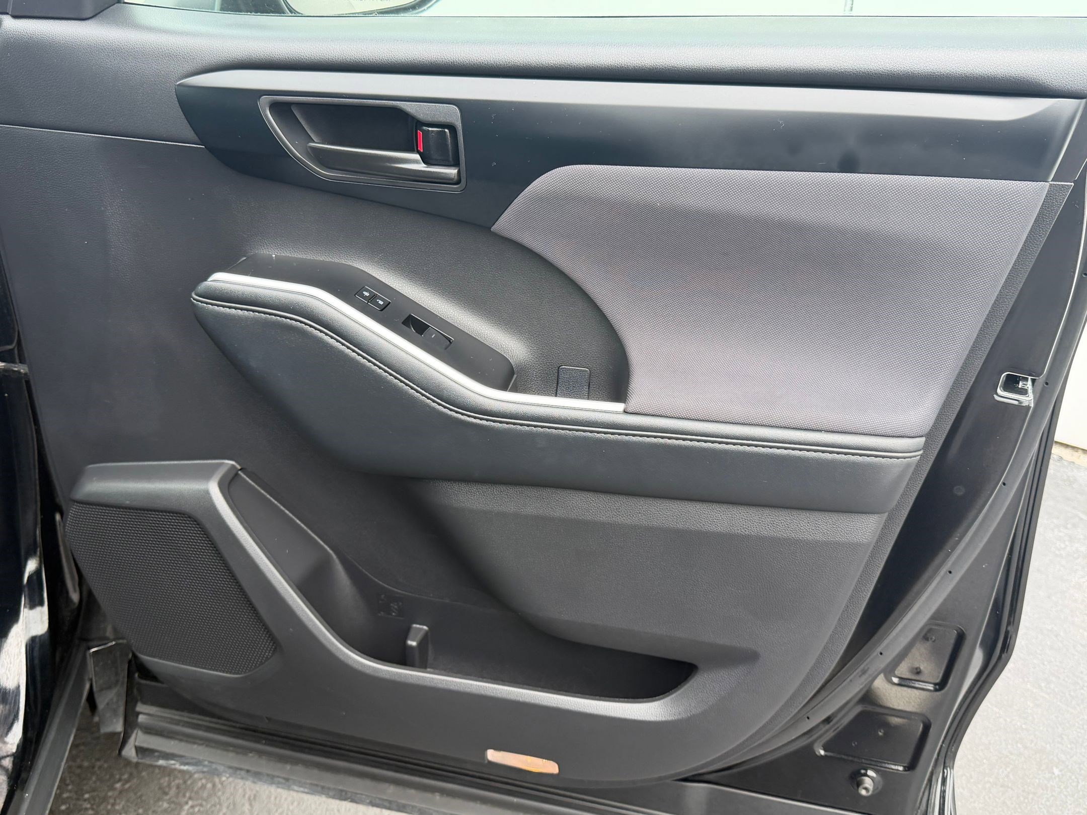 Used 2025 Toyota Highlander LE image 33