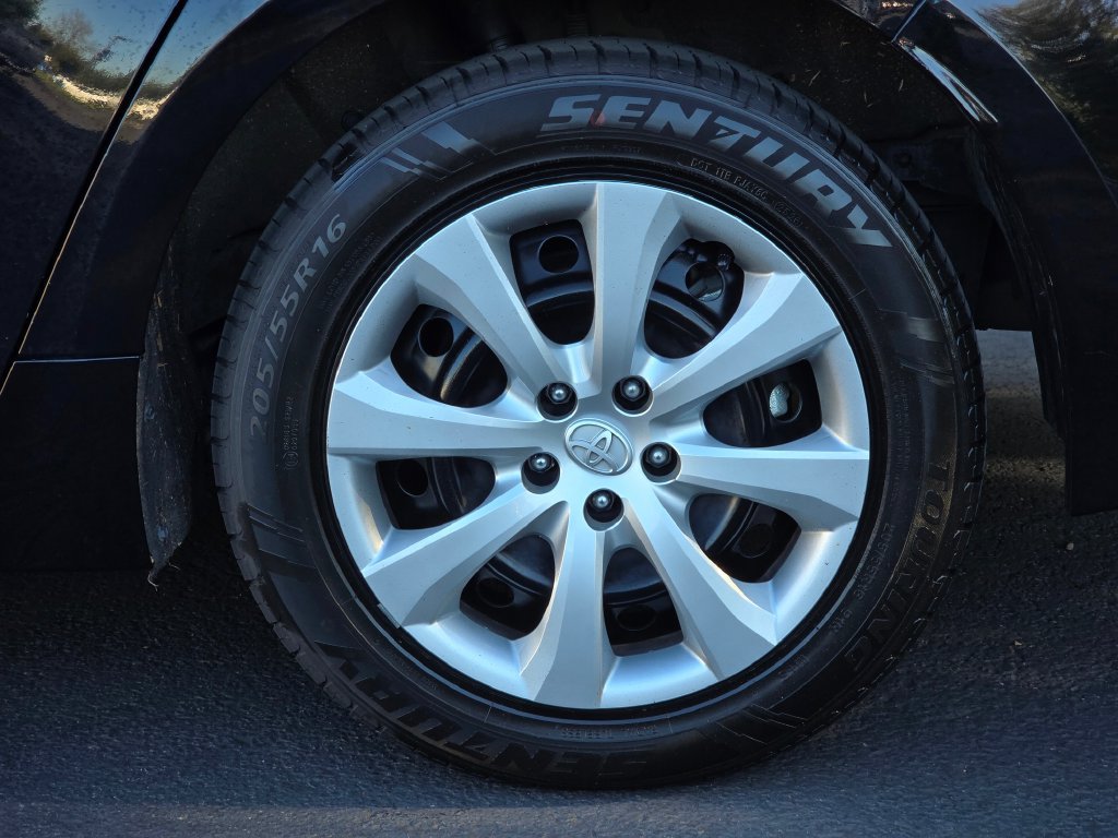 Used 2025 Toyota Corolla LE FWD image 27