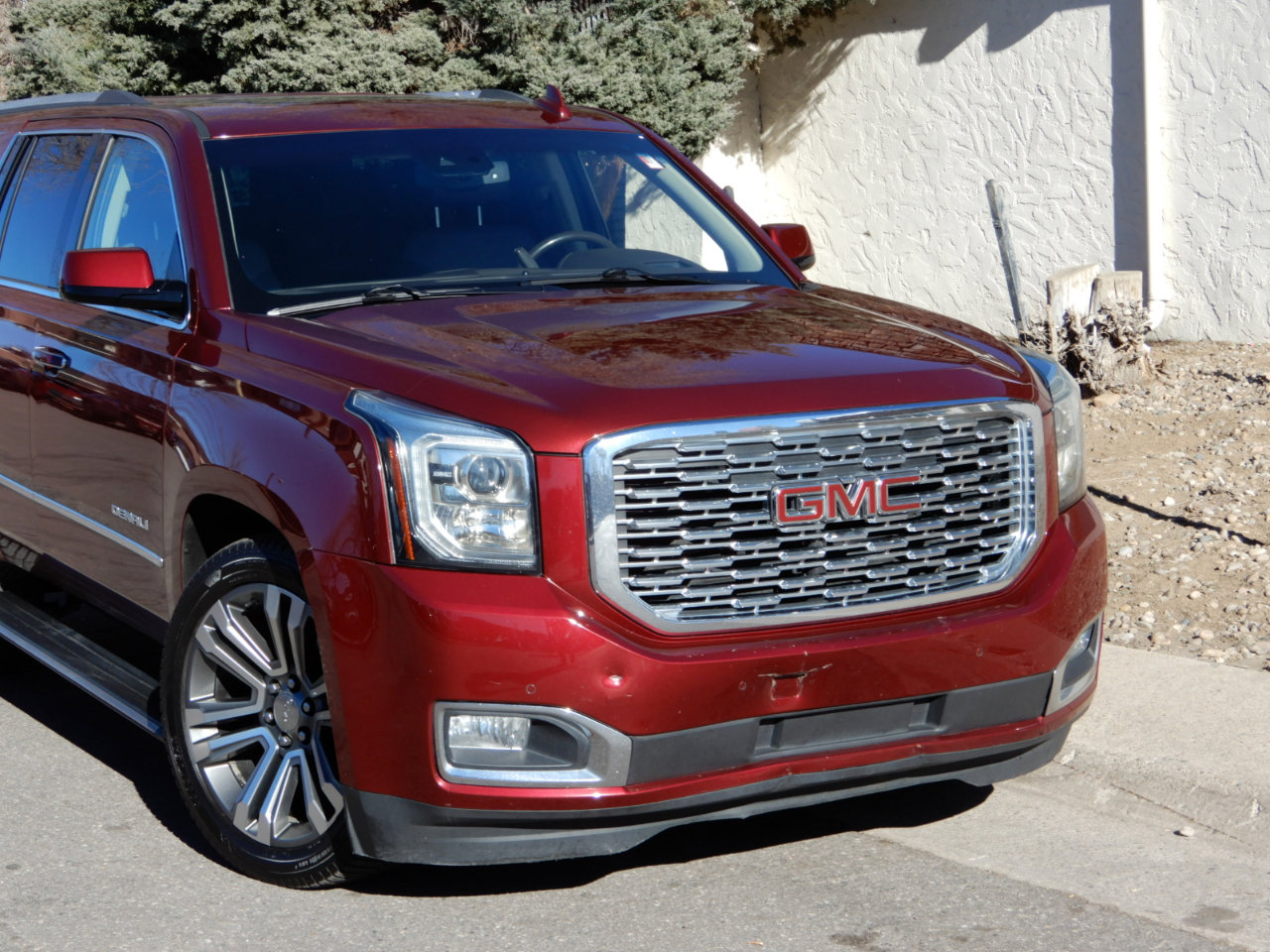Used 2018 GMC Yukon Denali image 2