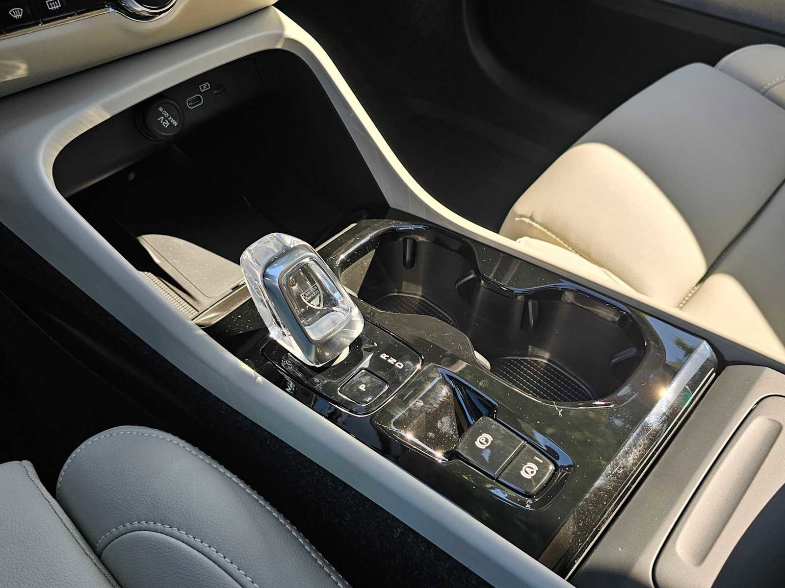 New 2025 Volvo XC40 B5 Plus w/ Protection Package Premier image 25