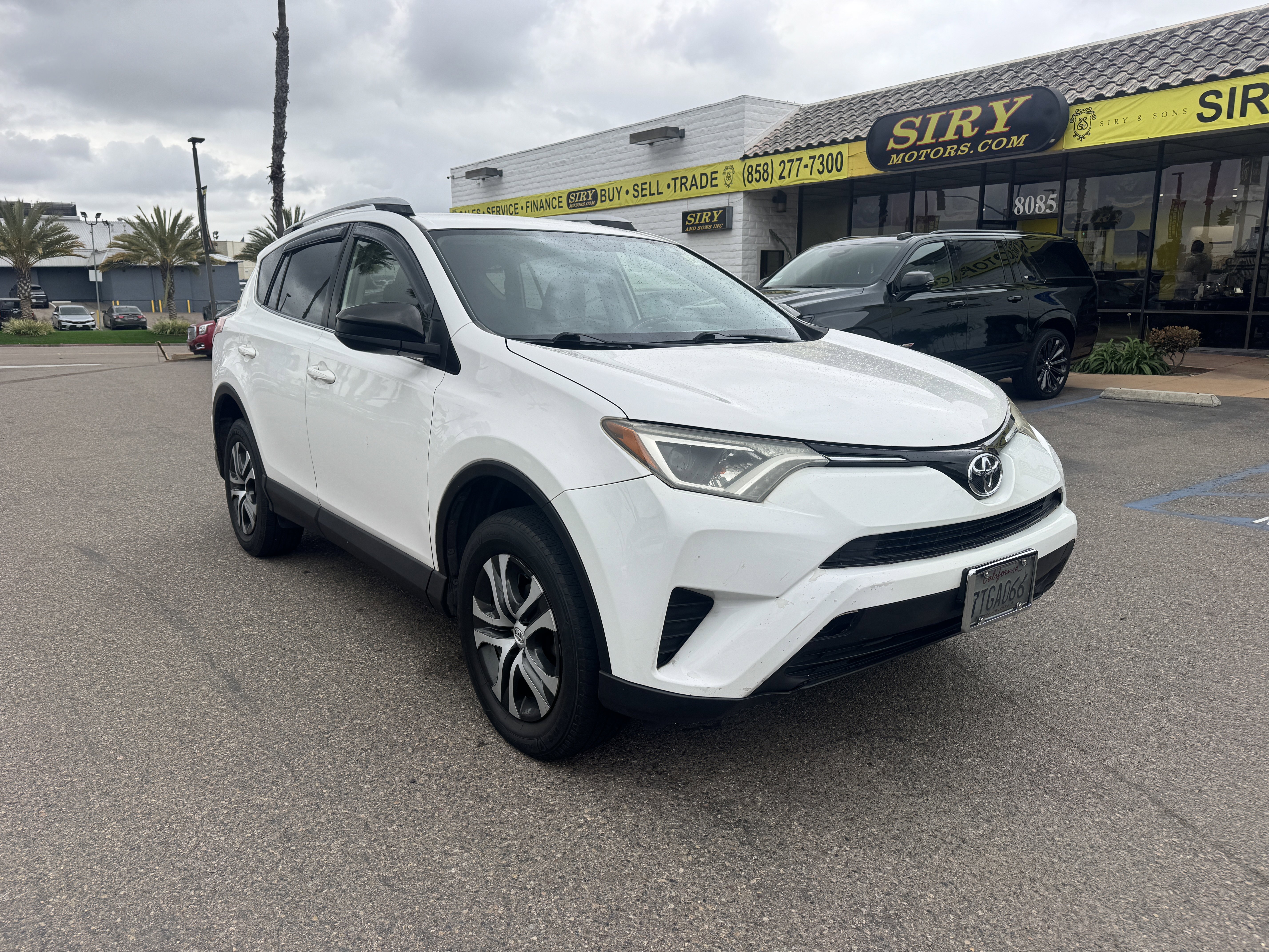 Used 2016 Toyota RAV4 LE AWD/4WD image 1