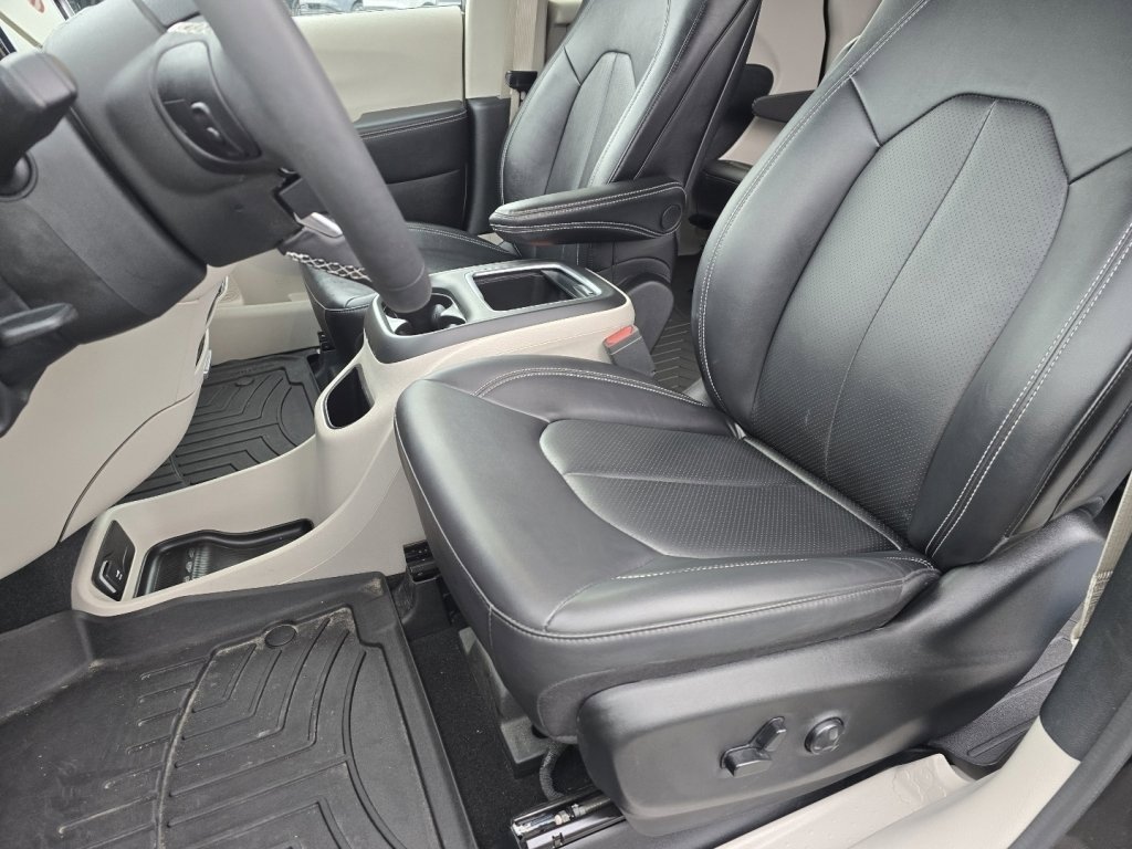 Used 2024 Chrysler Pacifica Touring-L w/ Uconnect Theater Family Group image 23