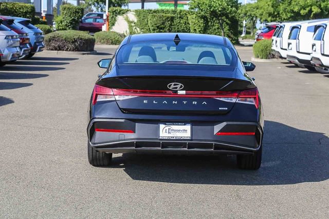 New 2025 Hyundai Elantra SEL FWD image 4