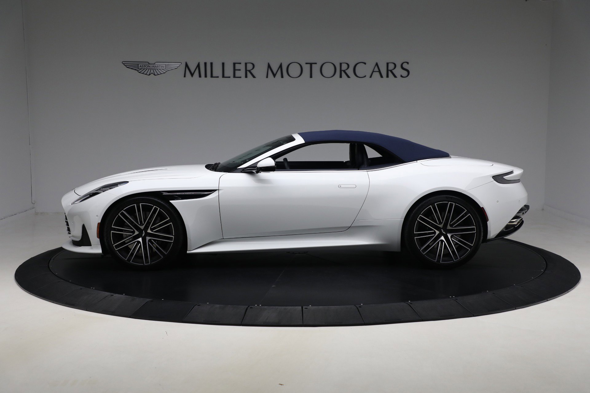 Used 2024 Aston Martin DB12 Convertible image 14