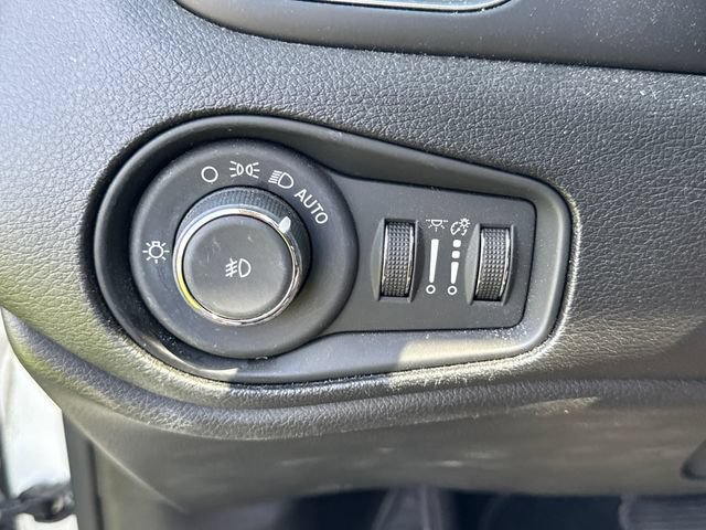 Used 2019 Jeep Renegade Limited w/ UConnect 8.4 Nav Group AWD/4WD image 28