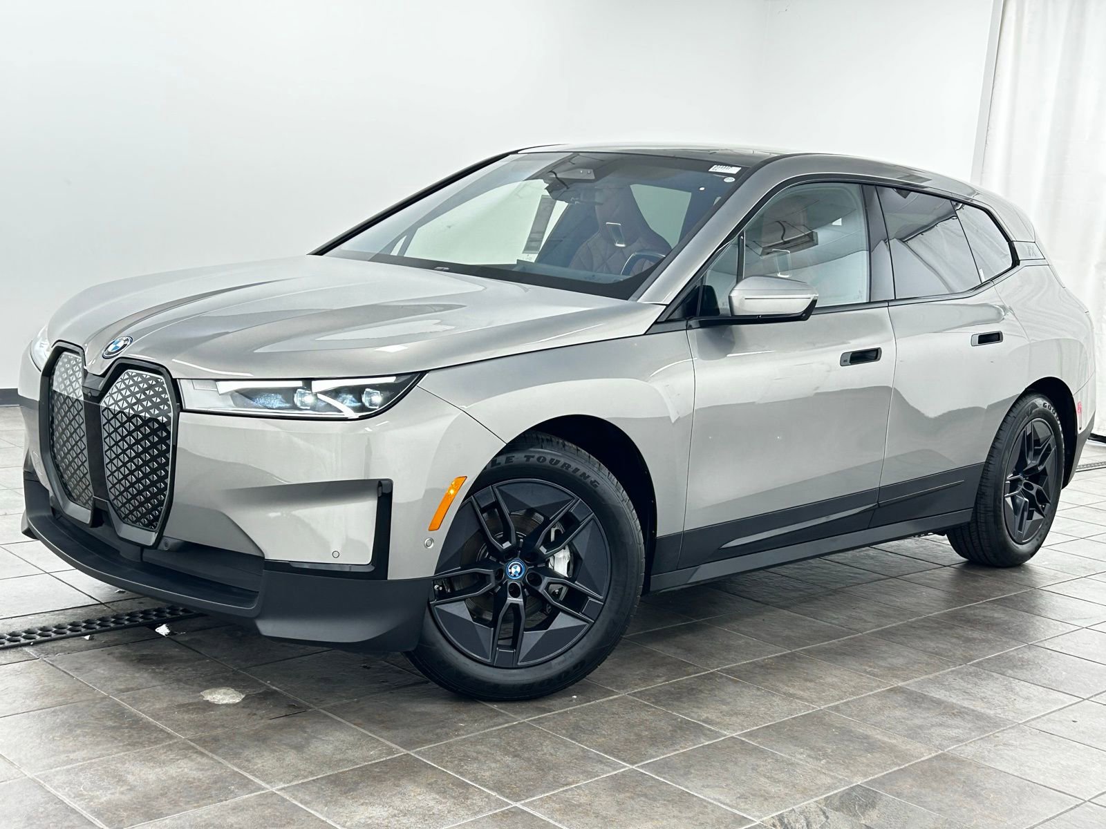 Used 2023 BMW iX xDrive50 w/ Premium Package AWD/4WD video 1