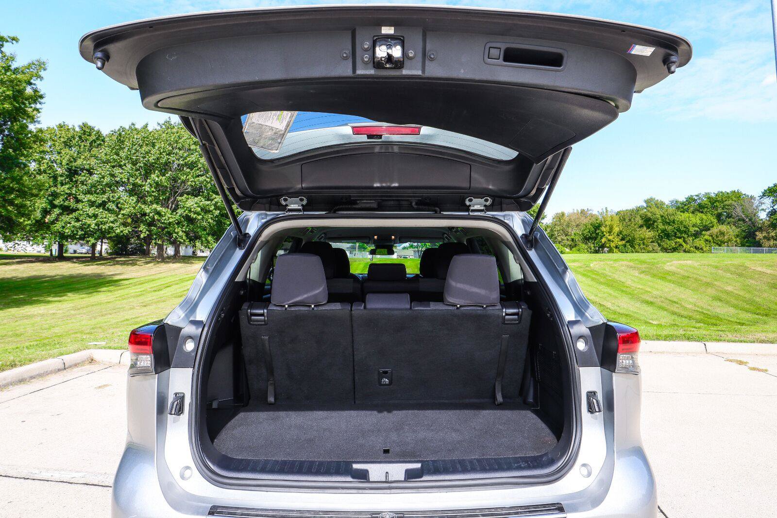 Used 2022 Toyota Highlander L FWD image 21
