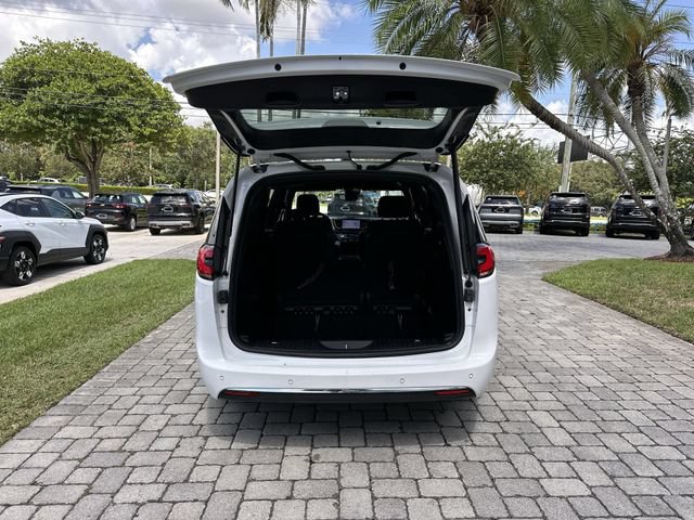 Used 2024 Chrysler Pacifica Touring FWD image 28
