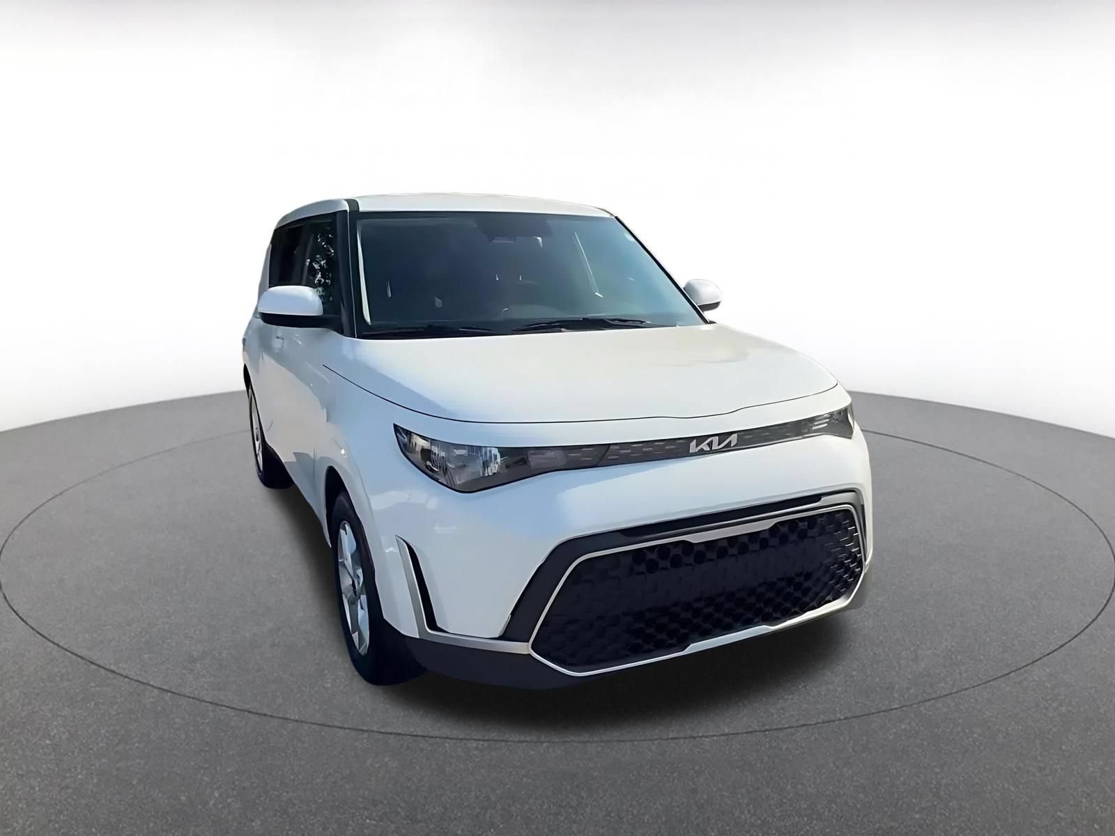 Used 2025 Kia Soul LX w/ LX Technology Package FWD image 3