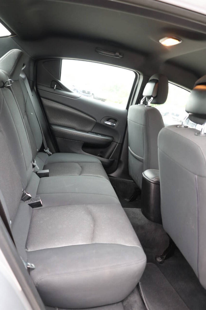 Used 2014 Dodge Avenger SE FWD image 16