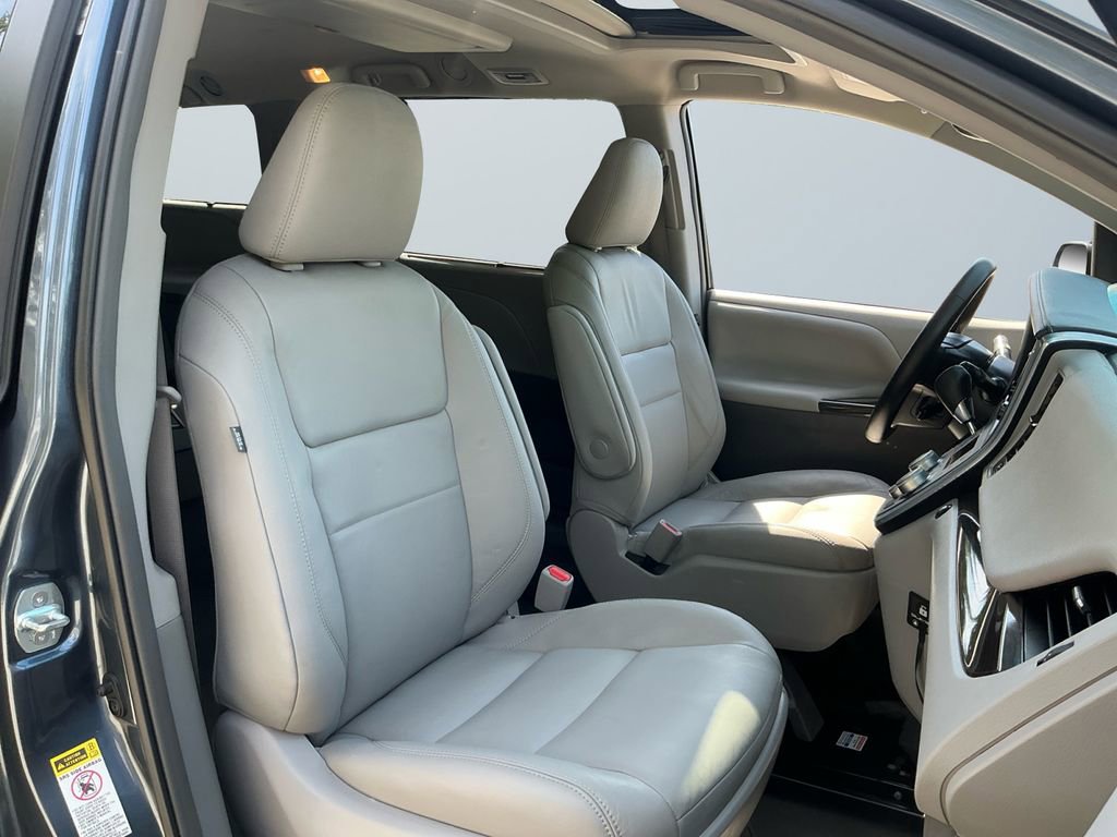 Used 2017 Toyota Sienna XLE Premium FWD image 16