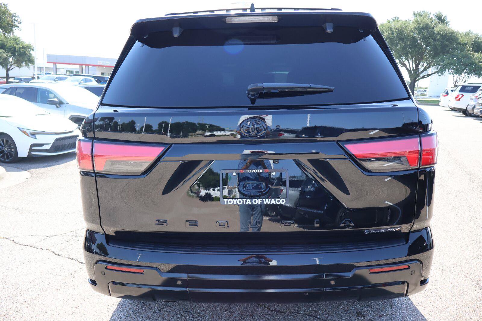 Used 2025 Toyota Sequoia Platinum AWD/4WD image 4