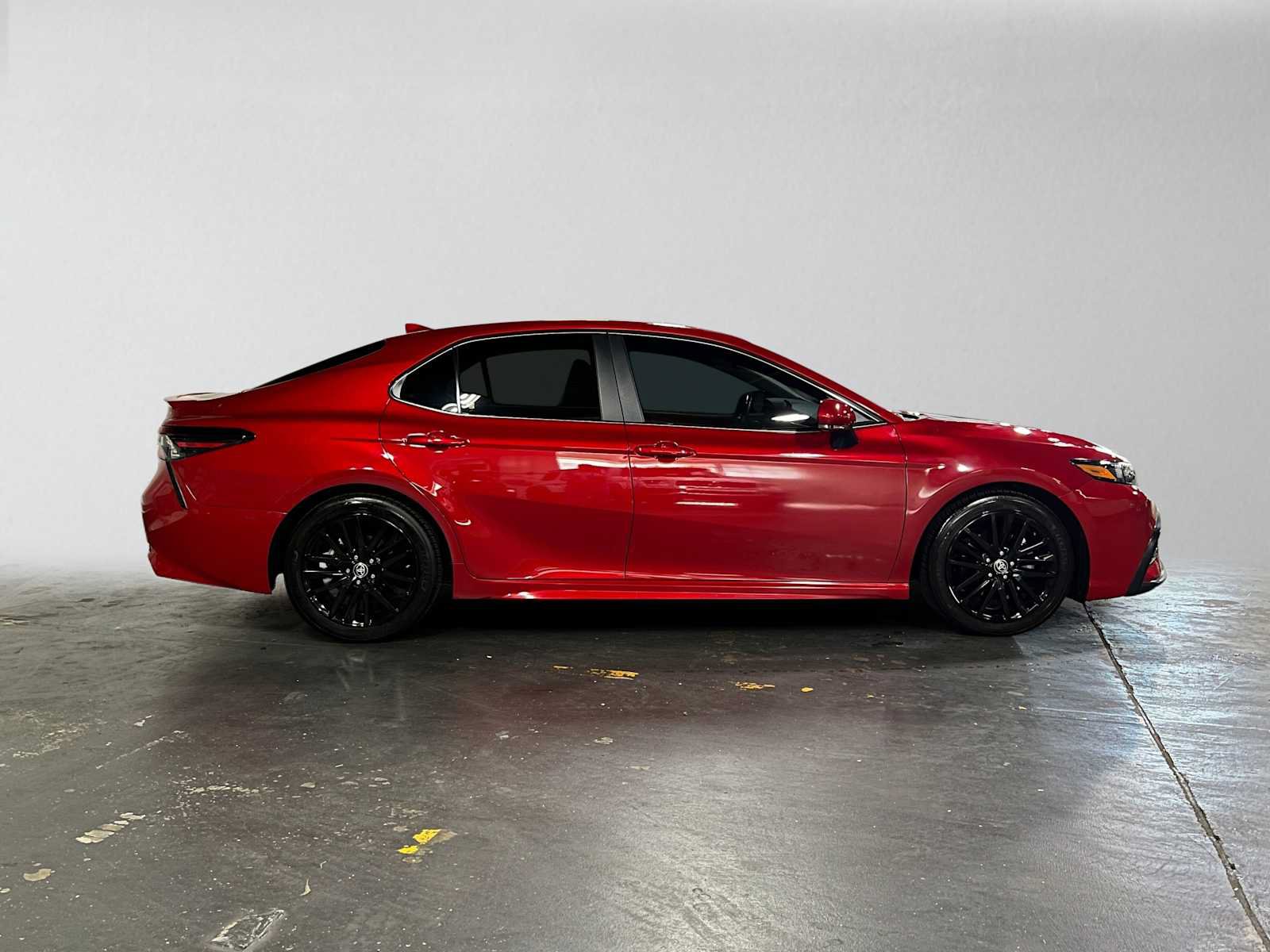 Used 2022 Toyota Camry SE w/ Audio Upgrade Package FWD image 2