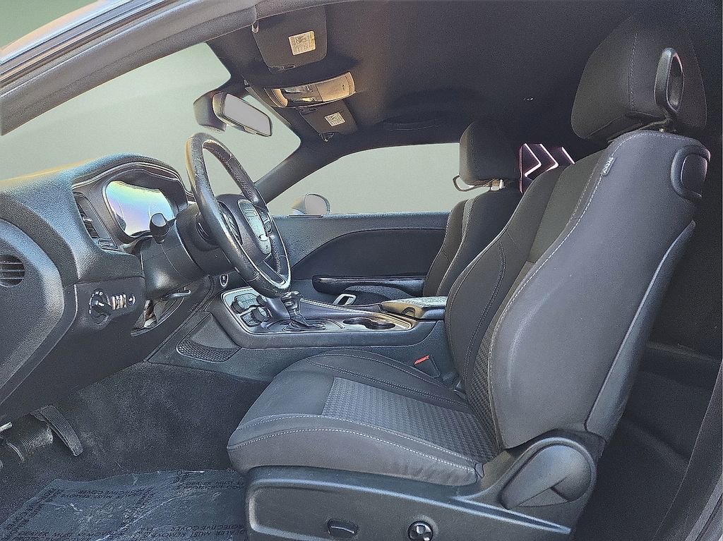 Used 2015 Dodge Challenger SXT image 15