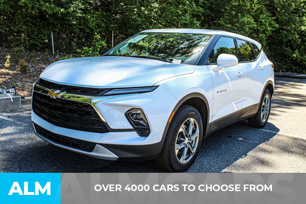 Used 2025 Chevrolet Blazer LT FWD image 3