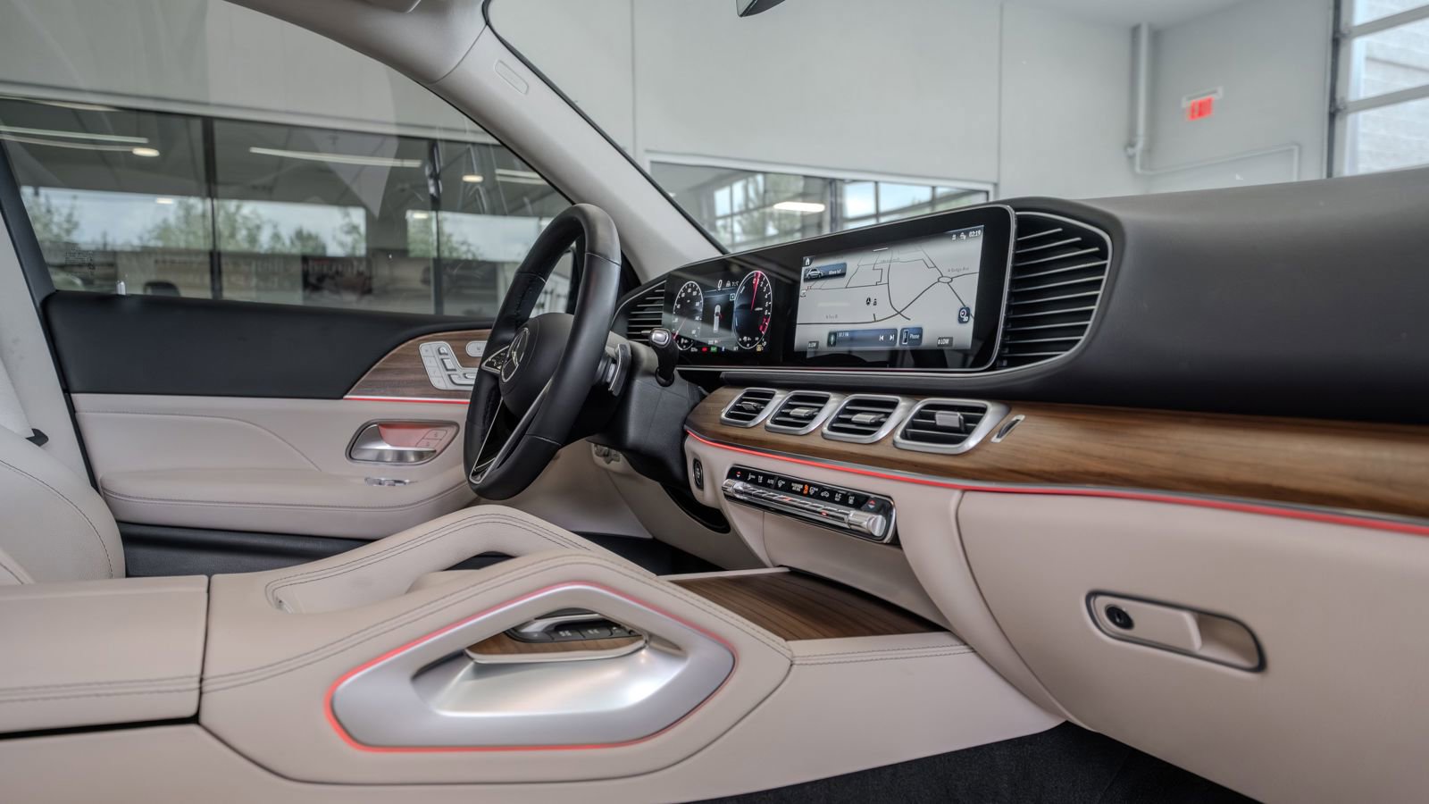 Used 2025 Mercedes-Benz GLE 450e 4MATIC w/ Driver Assistance Package image 17