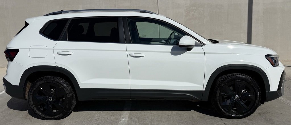 Certified 2025 Volkswagen Taos SE image 2