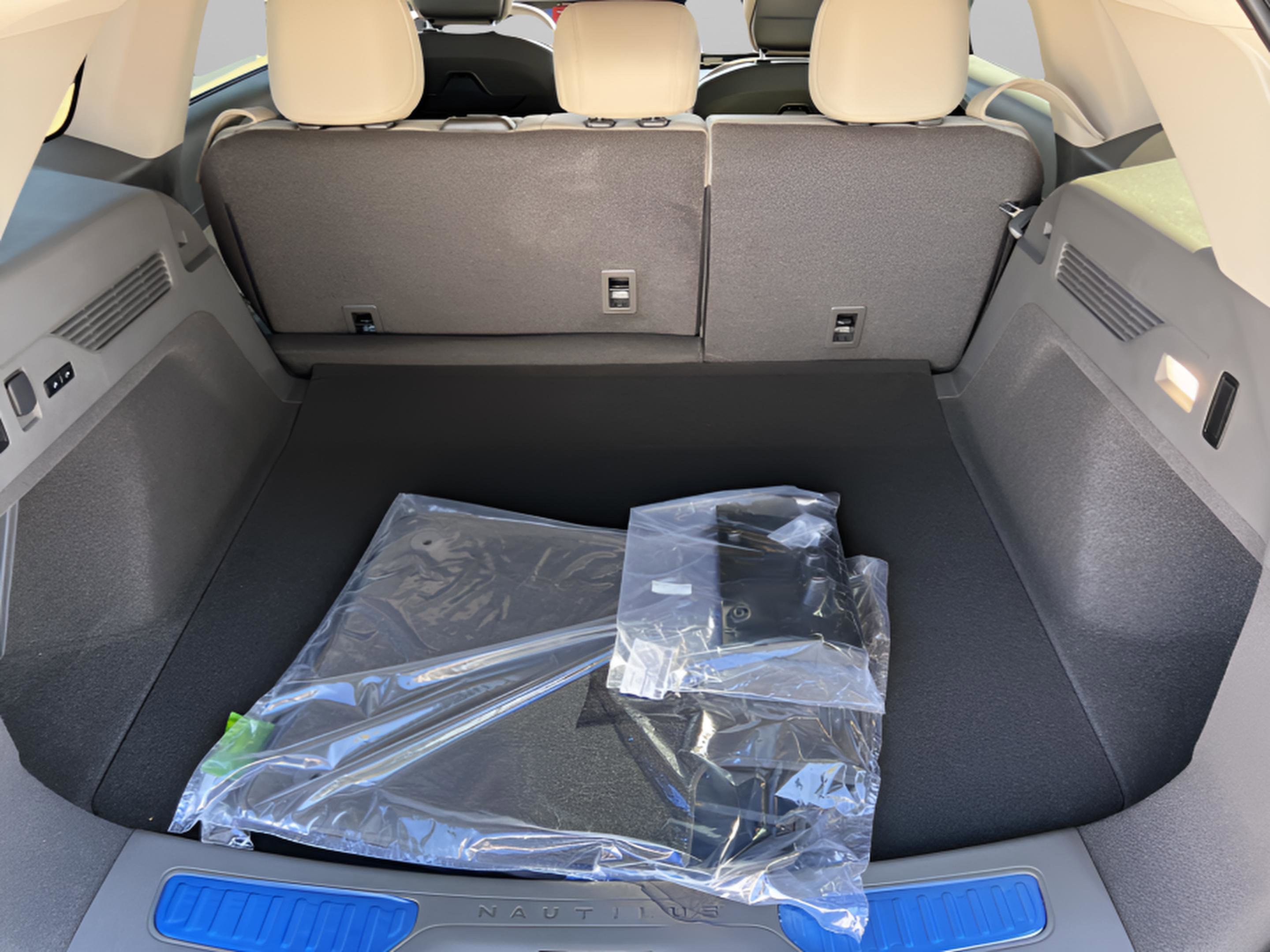 New 2025 Lincoln Nautilus Premier w/ Equipment Group 102A image 32