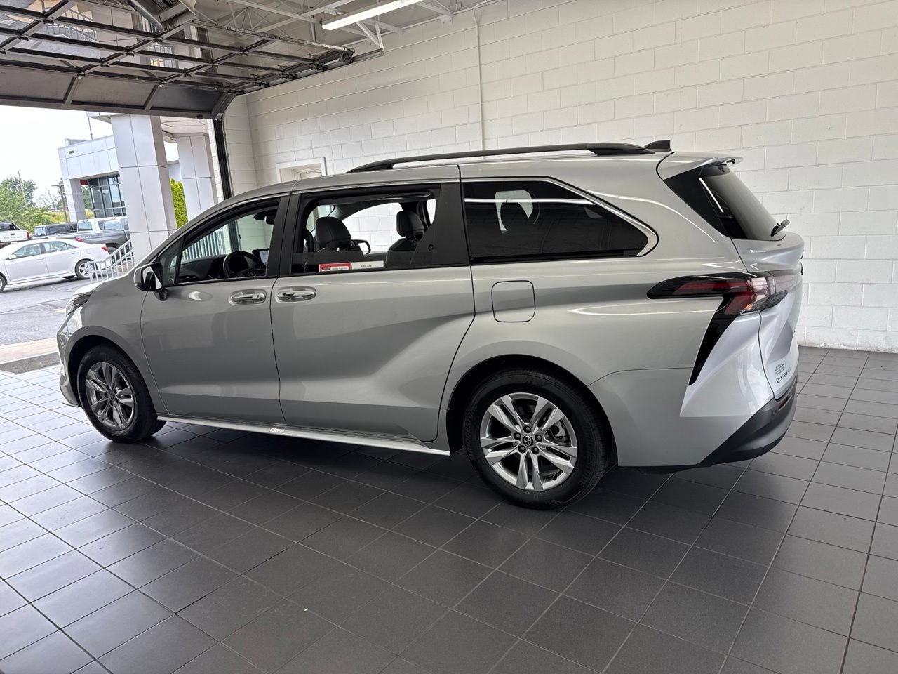 Certified 2025 Toyota Sienna XLE w/ XLE Plus Package AWD/4WD image 5