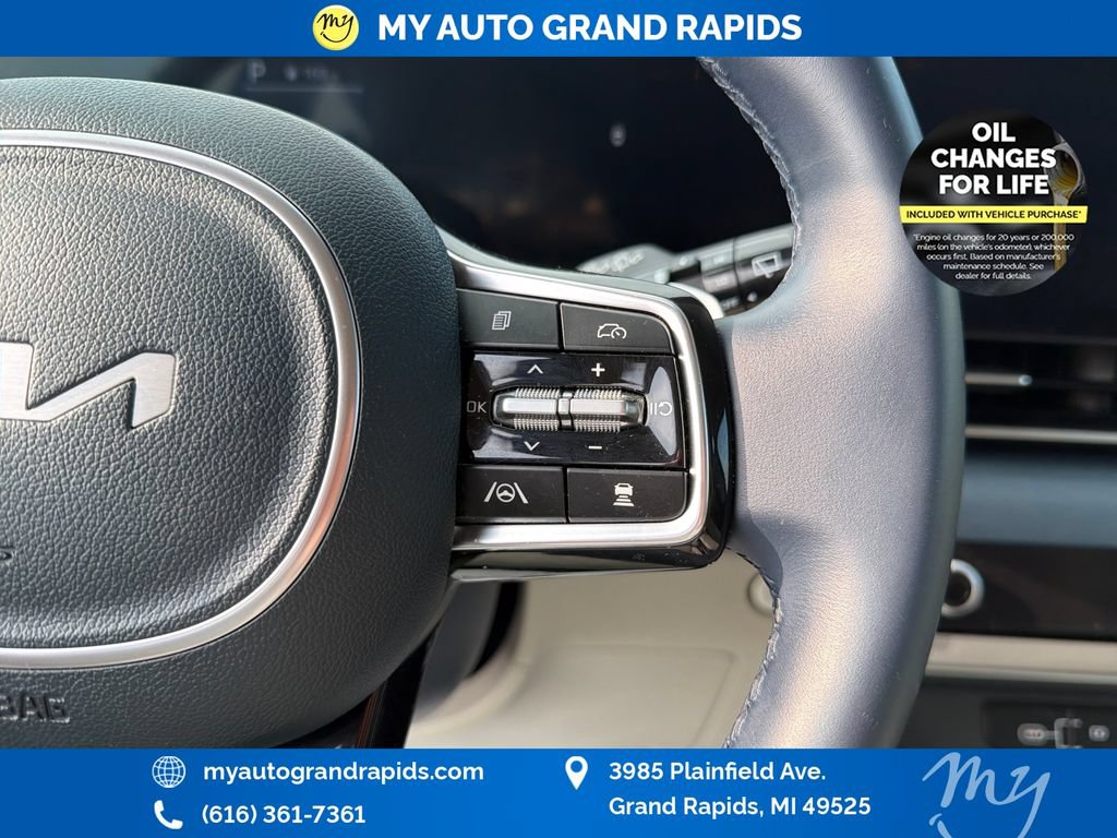 Used 2025 Kia Carnival EX FWD image 16