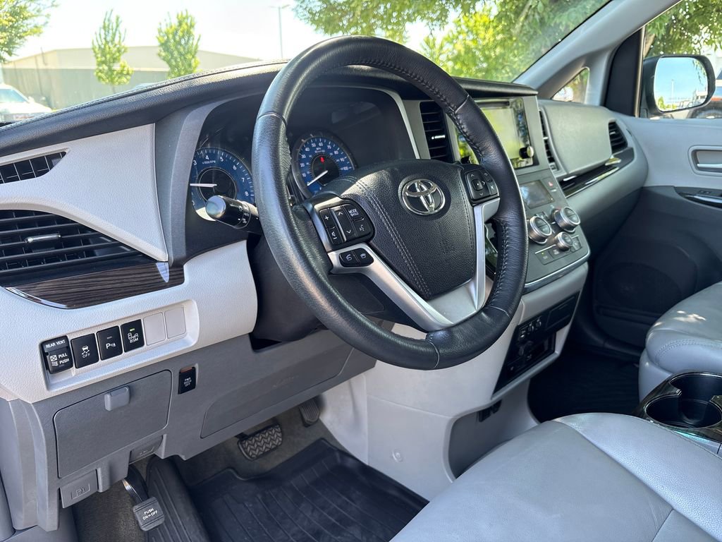 Used 2017 Toyota Sienna XLE Premium FWD image 11