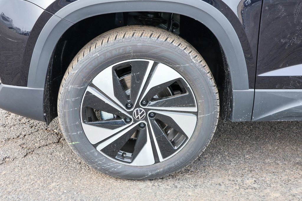 Used 2025 Volkswagen Taos SE image 16