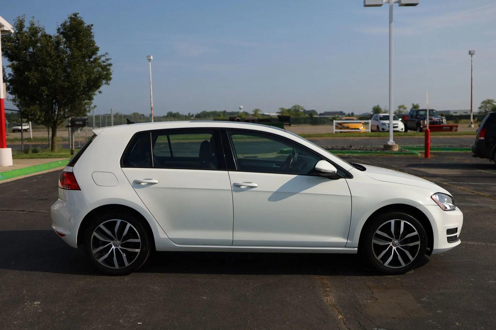 Used 2016 Volkswagen Golf SE image 4