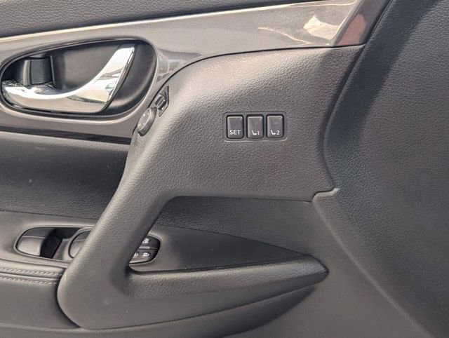 Used 2019 Nissan Rogue SV w/ Premium Package FWD image 26